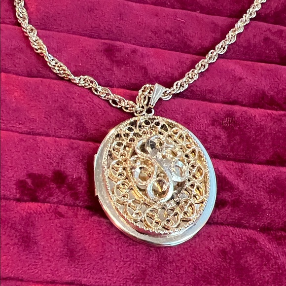 Sarah Coventry Gold Filigree locket Necklace - Picture 2 of 12